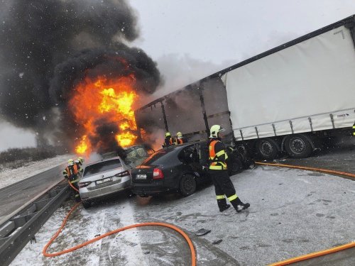 Po nehodě u Hladkých Životic na dálnici D1 na Novojičínský začal hořet polský kamion  a jedno osobní auto. Celkem se tu srazily dva kamiony a pět dalších aut.