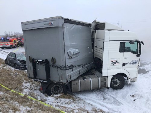 U Hladkých Životic na Novojičínsku na D1 se v pondělí ráno srazily dva kamiony a pět osobních aut.