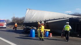 Na dálnici D10 se převrátil kamion. Provoz je obousměrně uzavřen.