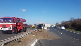 Na dálnici D10 se převrátil kamion. Provoz je obousměrně uzavřen.