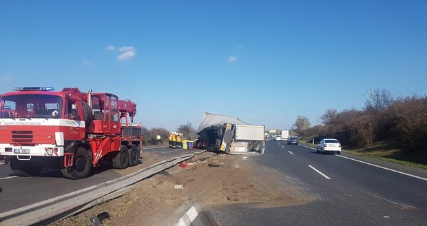 Dálnici D10 paralyzovala v obou směrech nehoda! Zůstal jen jeden pruh na Turnov