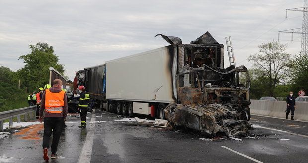 Smrtelná nehoda na D11: Kamion začal hořet! Řidič zemřel, čtyři lidé se zranili. Dálnice byla zavřená 10 hodin