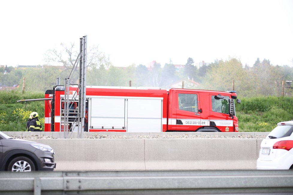 Na dálnici D11 na kraji Prahy došlo k dopravní nehodě tří kamionů. (24. květen 2021)