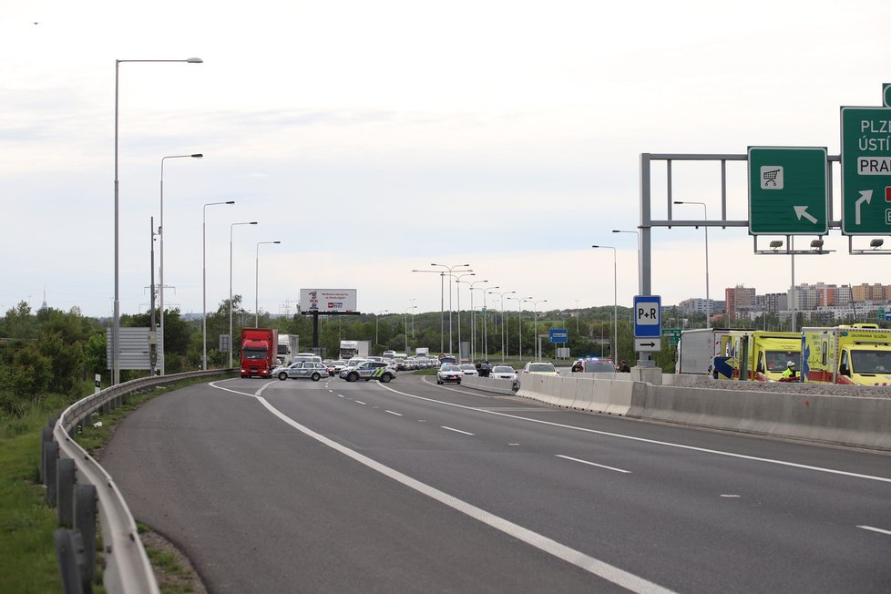 Na dálnici D11 na kraji Prahy došlo k dopravní nehodě tří kamionů. (24. květen 2021)