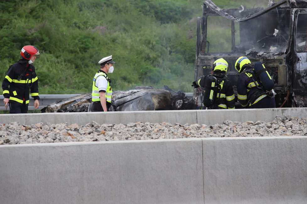 Na dálnici D11 na kraji Prahy došlo k dopravní nehodě tří kamionů. (24. květen 2021)