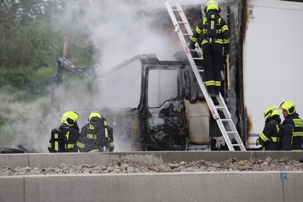 Na dálnici D11 na kraji Prahy došlo k dopravní nehodě tří kamionů. (24. květen 2021)