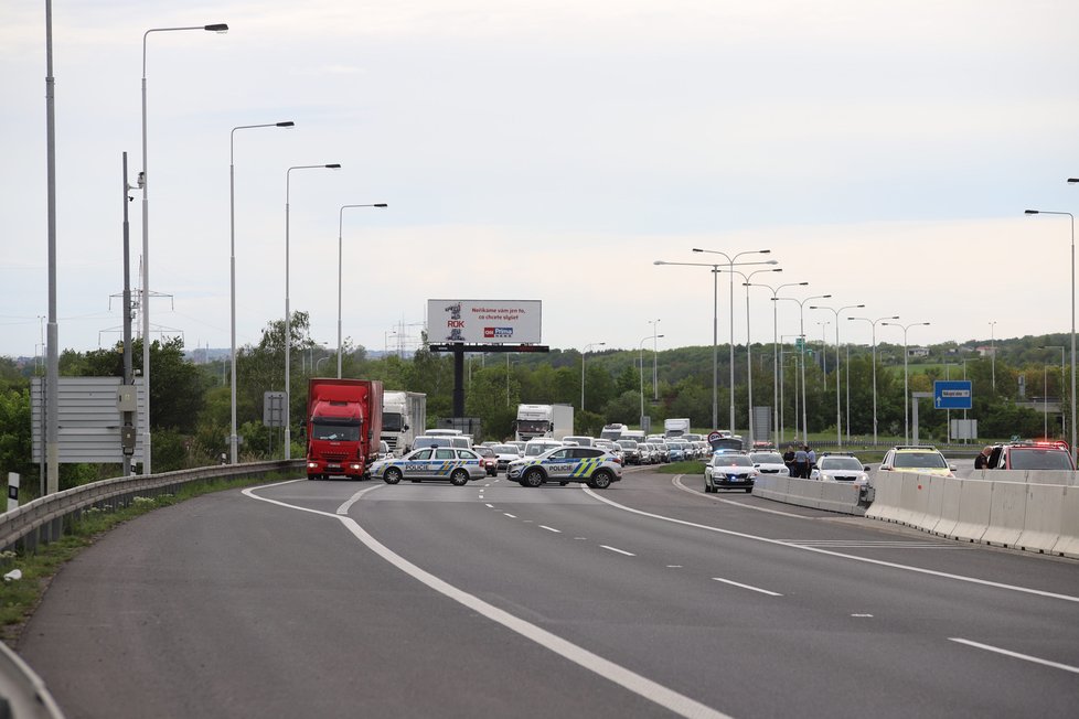 Na dálnici D11 na kraji Prahy došlo k dopravní nehodě tří kamionů. (24. květen 2021)