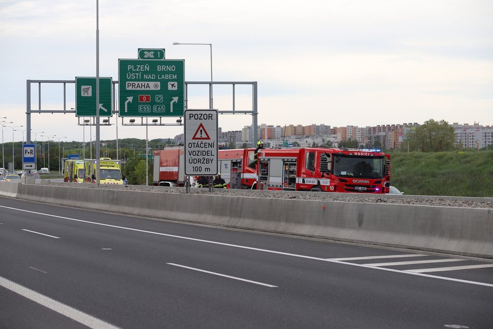 Na dálnici D11 na kraji Prahy došlo k dopravní nehodě tří kamionů. (24. květen 2021)