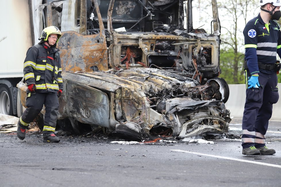 Na dálnici D11 na kraji Prahy došlo k dopravní nehodě tří kamionů. (24. květen 2021)