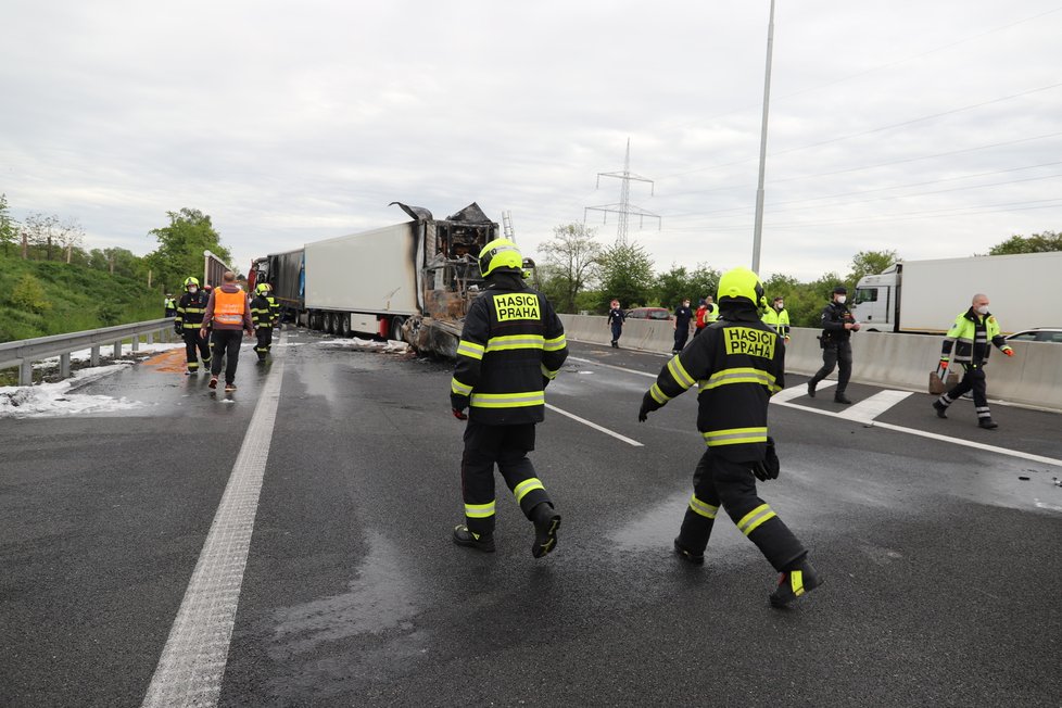 Na dálnici D11 na kraji Prahy došlo k dopravní nehodě tří kamionů. (24. květen 2021)