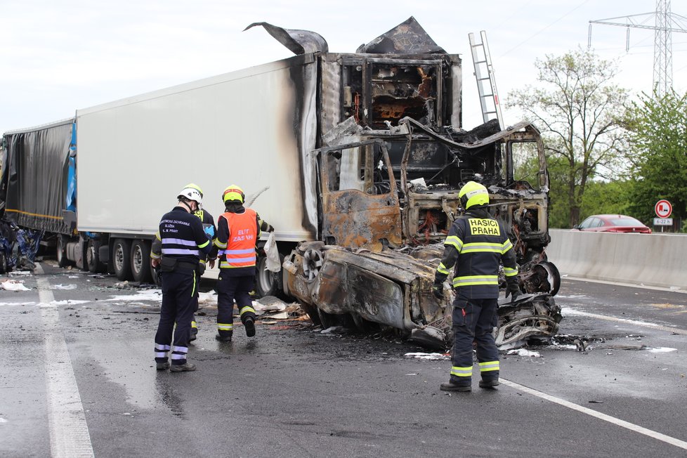 Na dálnici D11 na kraji Prahy došlo k dopravní nehodě tří kamionů. (24. květen 2021)