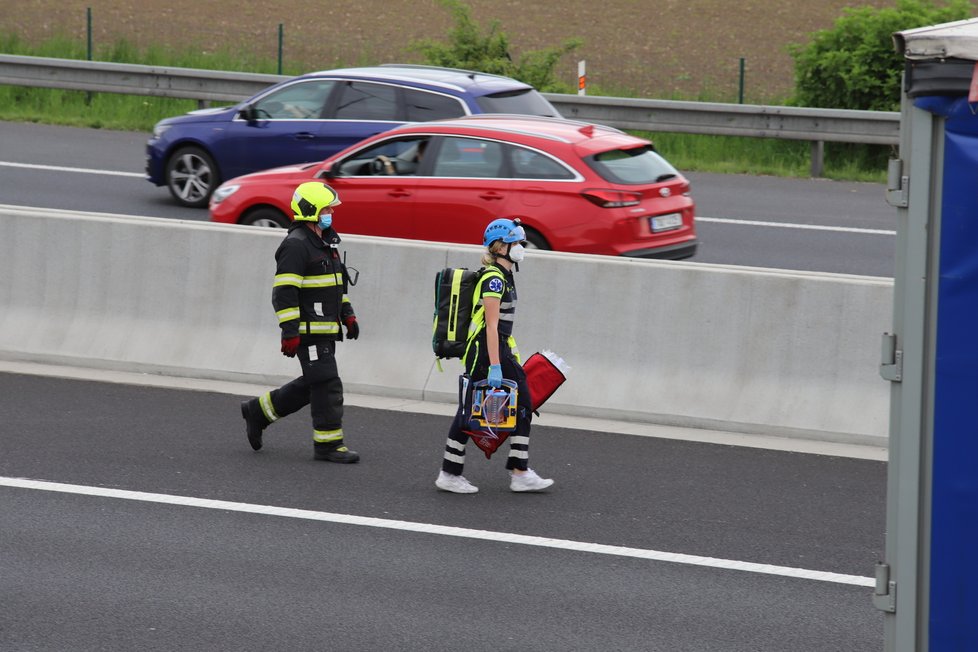 Na dálnici D11 na kraji Prahy došlo k dopravní nehodě tří kamionů. (24. květen 2021)