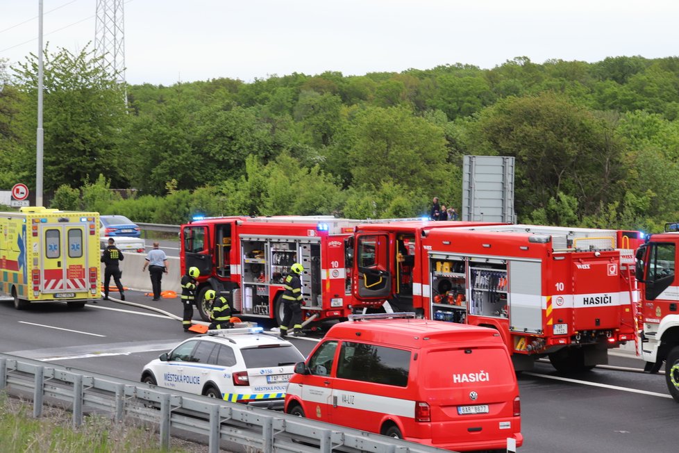 Na dálnici D11 na kraji Prahy došlo k dopravní nehodě tří kamionů. (24. květen 2021)