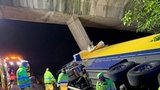 Rumunský kamion napálil na D2 za Brnem do mostu: Z hromady šrotu vyprostili dva zraněné