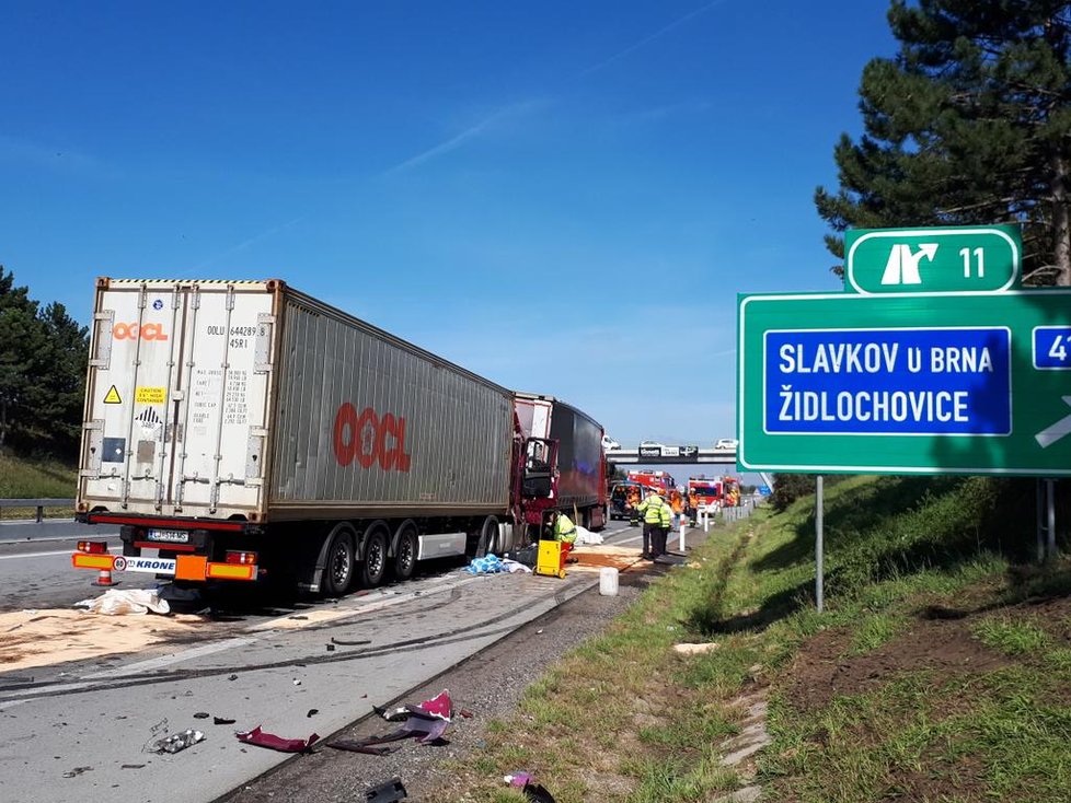 Šest kamionů se srazilo na 32. kilometru dálnice D2 u Velkých Pavlovic. Nehoda zablokovala dálnici po celé šířce.