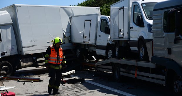 Dálnice D1 za Brnem: Na dvou místech se srazily kamiony, provoz se obnovuje   