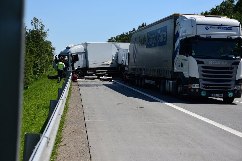 Dálnici za Brnem blokují dvě nehody kamionů.