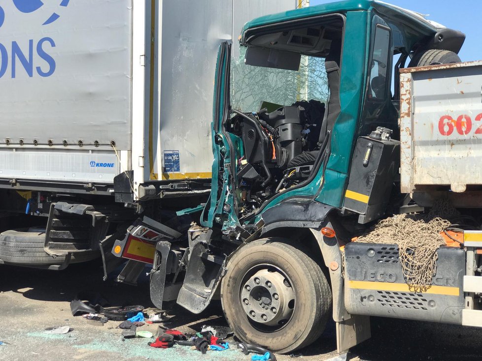 Nehoda kamionu a náklaďáku zastavila 25. dubna 2019 dopravu na Pražském okruhu.