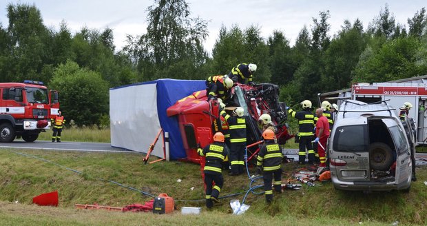 Kamion se srazil u Prunéřova s dodávkou: Na místě 3 mrtví 