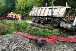 Hasiči vyprošťovali kamion, který havaroval u Skřipova na Opavsku. Vezl tuny kamení.