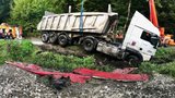 Kamion naložený kamením se svalil do příkopu: Nehoda zavřela silnici takřka na pět hodin