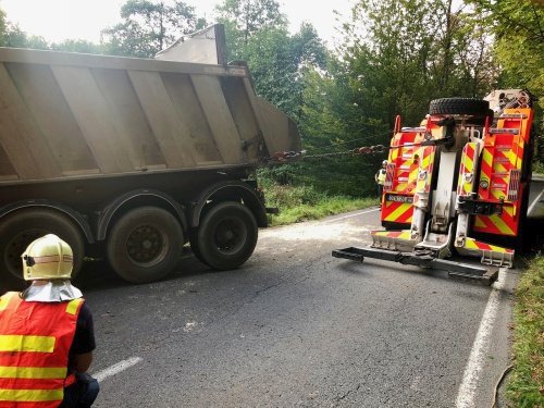 Hasiči vyprošťovali kamion, který havaroval u Skřipova na Opavsku. Vezl tuny kamení.