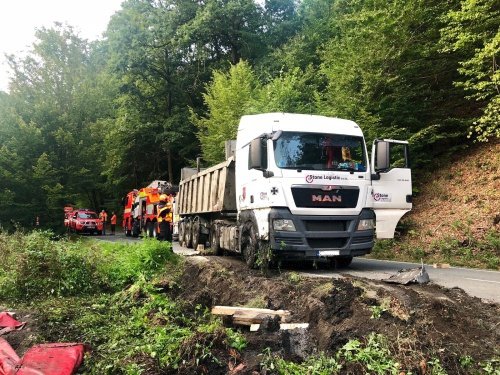 Hasiči vyprošťovali kamion, který havaroval u Skřipova na Opavsku. Vezl tuny kamení.