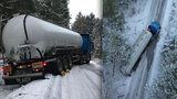Kamion u Hostomic projel dva zákazy a skončil mimo cestu: Ledovka bránila i jeho vyproštění