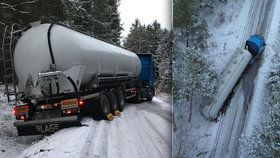 Kamion u Hostomic projel dva zákazy a skončil mimo cestu: Ledovka bránila i jeho vyproštění.