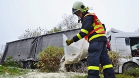 Při nehodě kamionu v zahrádkářské kolonii v Ostravě-Hrabové museli hasiči odčerpávat i 1000 litrů vylité nafty.