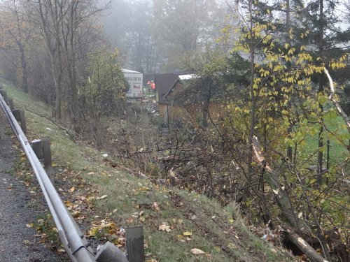 Při nehodě kamionu v zahrádkářské kolonii v Ostravě-Hrabové museli hasiči odčerpávat i 1000 litrů vylité nafty.