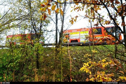 Při nehodě kamionu v zahrádkářské kolonii v Ostravě-Hrabové museli hasiči odčerpávat i 1000 litrů vylité nafty.