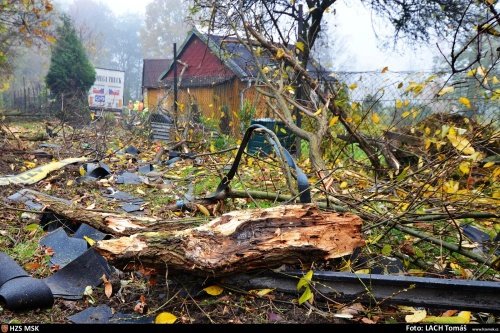 Při nehodě kamionu v zahrádkářské kolonii v Ostravě-Hrabové museli hasiči odčerpávat i 1000 litrů vylité nafty.