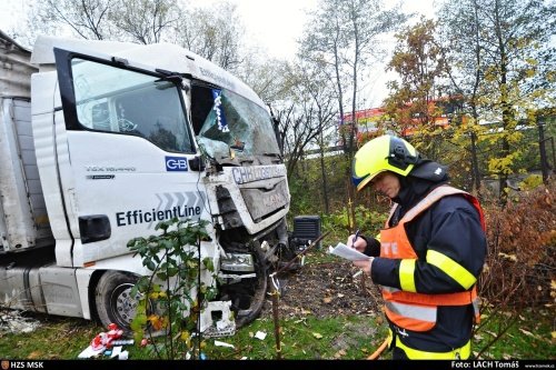 Při nehodě kamionu v zahrádkářské kolonii v Ostravě-Hrabové museli hasiči odčerpávat i 1000 litrů vylité nafty.