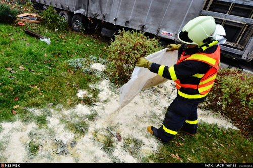 Při nehodě kamionu v zahrádkářské kolonii v Ostravě-Hrabové museli hasiči odčerpávat i 1000 litrů vylité nafty.