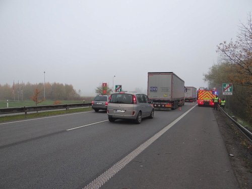 Při nehodě kamionu v zahrádkářské kolonii v Ostravě-Hrabové museli hasiči odčerpávat i 1000 litrů vylité nafty.