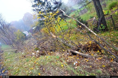 Při nehodě kamionu v zahrádkářské kolonii v Ostravě-Hrabové museli hasiči odčerpávat i 1000 litrů vylité nafty.