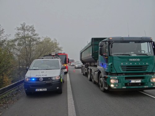 Při nehodě kamionu v zahrádkářské kolonii v Ostravě-Hrabové museli hasiči odčerpávat i 1000 litrů vylité nafty.