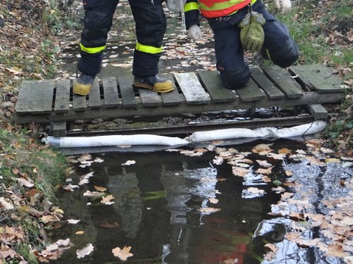 Při nehodě kamionu v zahrádkářské kolonii v Ostravě-Hrabové museli hasiči odčerpávat i 1000 litrů vylité nafty.