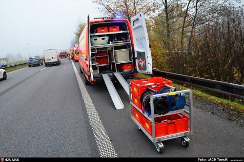 Při nehodě kamionu v zahrádkářské kolonii v Ostravě-Hrabové museli hasiči odčerpávat i 1000 litrů vylité nafty.