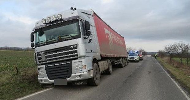 Na Náchodsku došlo ke střetu kamionů, jeden zůstal zaklíněn v příkopu: Žák autoškoly s instruktorem od nehody ujel!