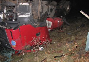 Plně naložený kamion se skutálel ze srázu: Řidič přežil bez zranění.