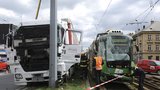 V Plzni se srazil kamion s tramvají: Řidič je vážně zraněný