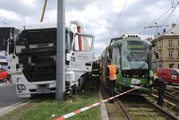 V Plzni se srazil kamion s tramvají: Řidič je vážně zraněný