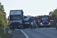 Autobusák narazil do kamionu: Jedna mrtvá a pět zraněných! Policie stíhá šoféra