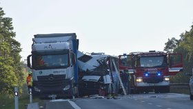 Autobus narazil do odstaveného kamionu, při nehodě zemřela žena(†36).