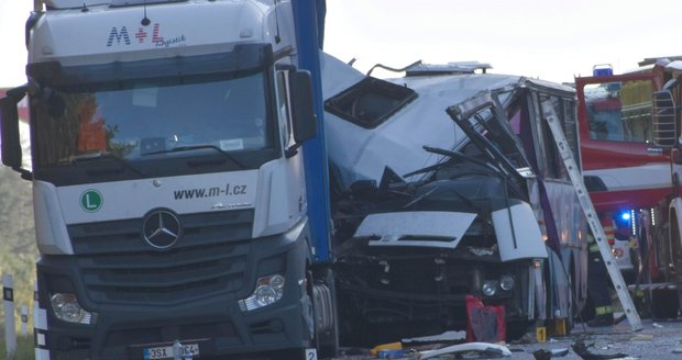 Autobus narazil do odstaveného kamionu, při nehodě zemřela žena(†36).