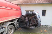 Věštba manželky se naplnila: Penzistovi z Náměště nad Oslavou rozbořil kamion domek