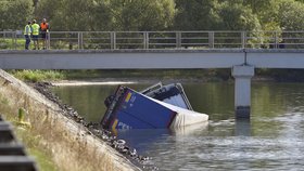 Kamion skončil po nehodě s osobním autem v přehradě. Řidič v osobáku zemřel.