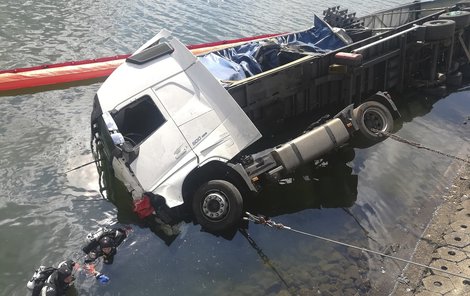 Kamion skončil po nehodě s osobním autem v přehradě. Řidič v osobáku zemřel.